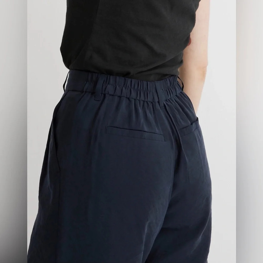 Madewell The Tailored Tapered Pant in Softdrape NWT
Navy 
Size 2 - Picture 3 of 8